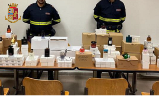 In auto con 270 profumi sospetti: due donne fermate in Autolaghi e denunciate per ricettazione