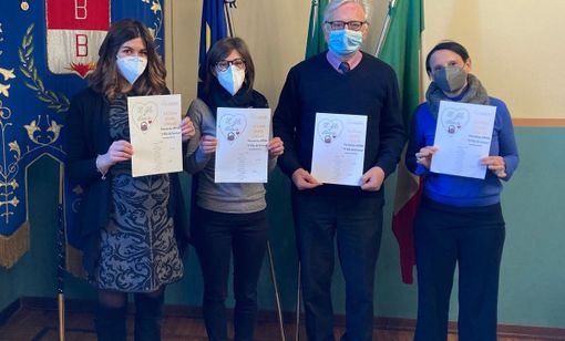 Michela Chiolle, Alessandra Di Modica e Lia Silanos con l'assessore all'Inclusione Sociale, Osvaldo Attolini