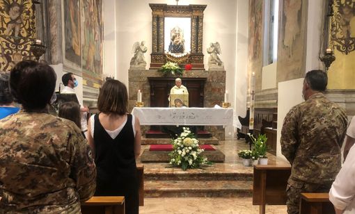 La Caritas festeggia i 70 anni di don Francesco Casati. Presenti anche i vertici militari della Ugo Mara La Caritas festeggia i 70 anni di don Francesco Casati. Presenti anche i vertici militari della Ugo Mara