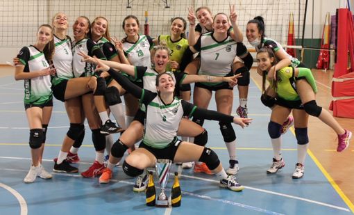 La gioia delle ragazze del Volley Marnate. Anche la presidente Ivana Ferrario è finita in mezzo ai festeggiamenti La gioia delle ragazze del Volley Marnate. Anche la presidente Ivana Ferrario è finita in mezzo ai festeggiamenti