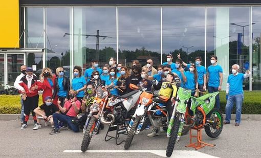 Foto di gruppo a margine della mototerapia di domenica 16 maggio - Foto dalla pagina facebook di &quot;Mai paura&quot;