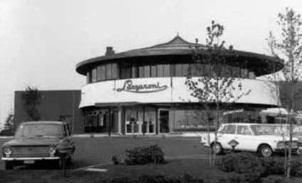 Chiusa la Rotonda di Saronno, dal Lazzagrill all’Autogrill urbano: tutta la storia della “pagoda” tra veneziane e locomotiva