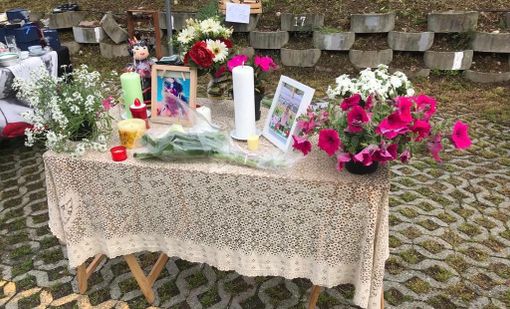 L'altare allestito dai colleghi di Stefania Pivetta al mercato di Malnate al posto della bancarella che la vittima della strage di Samarate occupava con il suo banchetto L'altare allestito dai colleghi di Stefania Pivetta al mercato di Malnate al posto della bancarella che la vittima della strage di Samarate occupava con il suo banchetto
