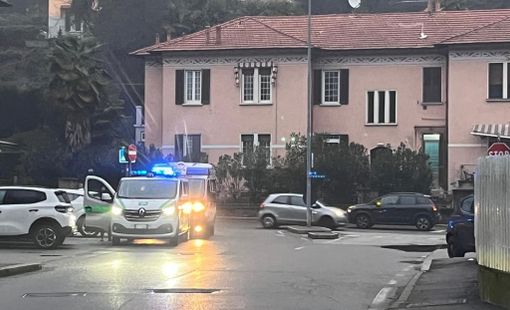 Ambulanza e polizia locale sul posto dopo l'incidente