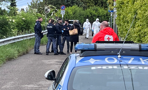 La polizia in via Ciro Menotti a Varese, teatro dell'omicidio nel maggio del 2024