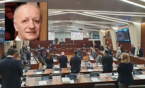 Il minuto di silenzio in Consiglio regionale. Nel riquadro, Vittorio Caldiroli Il minuto di silenzio in Consiglio regionale. Nel riquadro, Vittorio Caldiroli