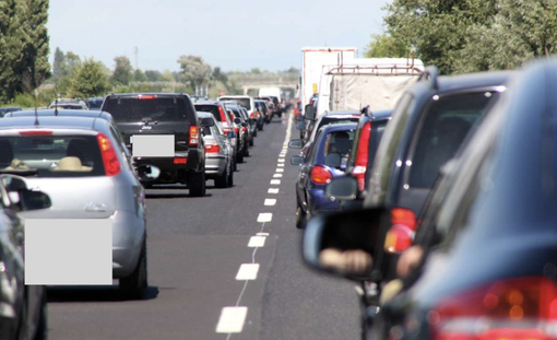 Si ribalta con la macchina sull'Autolaghi: un ferito e traffico in tilt