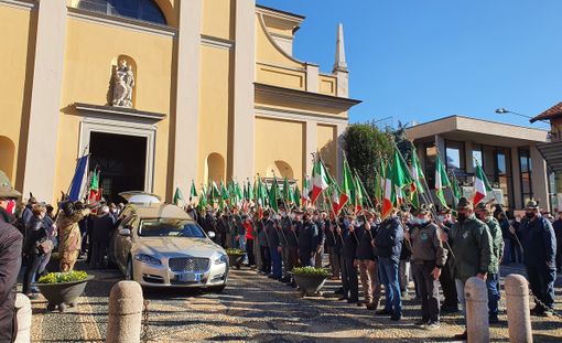 Il saluto delle penne nere davanti alla chiesa di San Giulio
