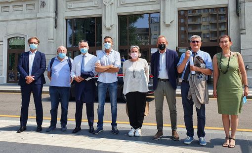 La presentazione del progetto davanti alla stazione Fs La presentazione del progetto davanti alla stazione Fs