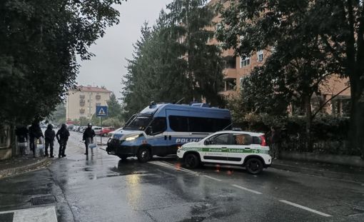 Bosco di via Curtatone, il giorno dello sgombero. Sul posto polizia ed elicottero. Motoseghe in azione