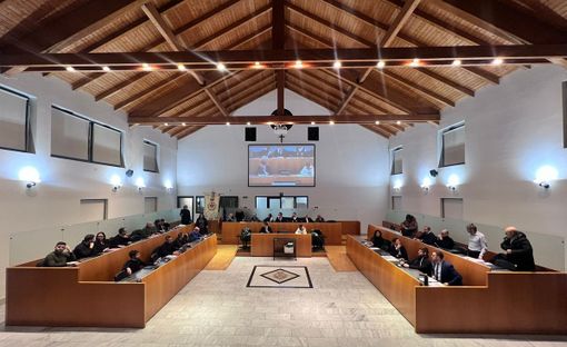 Fondazione Scuole Materne, lo strappo in Consiglio: la mozione cade, la protesta resta