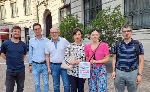 I consiglieri comunali del centrosinistra gallaratese davanti a Palazzo Borghi