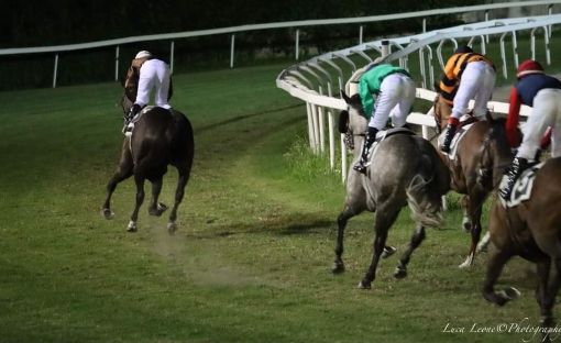 Nella foto di Luca Leone un momento spettacolare all'ippodromo di Varese