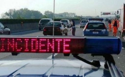 Altra mattinata di passione sull’Autostrada dei Laghi: code, rallentamenti e un motociclista ferito