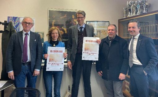 Da sinistra: il dirigente Giovanni Ferrario, la docente Romina Biazzi, il presidente Lions Luciano Salomoni, il past president Gianfranco Zilioli e il vice presidente Luca Turconi