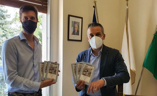 Cassano, l’azienda Pellegrini dona venti libri sul dialetto milanese alla biblioteca