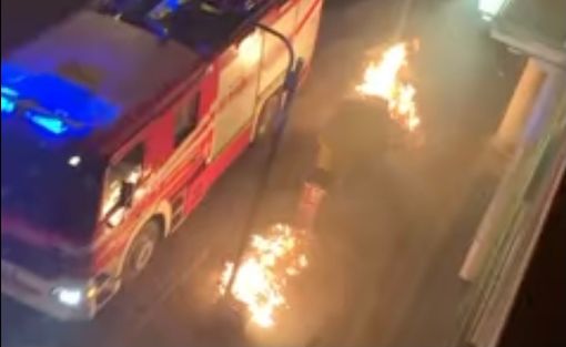 Le fiamme la scorsa notte in centro a Saronno (foto da un video pubblicato da ilSaronno.it)