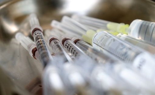 Vaccinazioni, domani al via le prenotazioni per la terza dose a over 60 e persone con elevata fragilità Vaccinazioni, domani al via le prenotazioni per la terza dose a over 60 e persone con elevata fragilità
