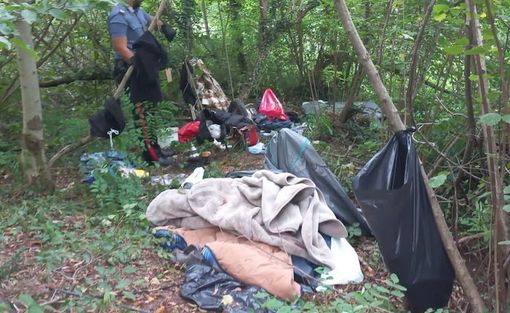 Smantellato un altro bivacco nei boschi della droga: spacciatori in fuga a Sangiano