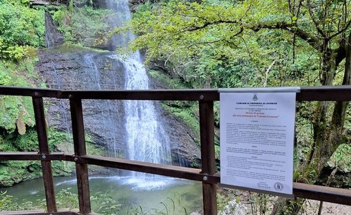 Ferrera, vietato fare il bagno e stare nella zona sotto la Cascata Fermona Ferrera, vietato fare il bagno e stare nella zona sotto la Cascata Fermona