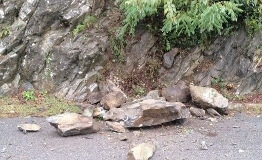 Maltempo, smottamento in via Monteggia a Laveno Maltempo, smottamento in via Monteggia a Laveno