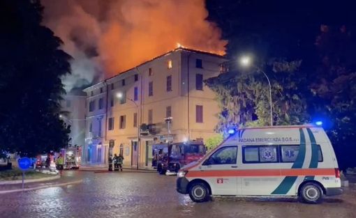 FOTO E VIDEO Fulmine colpisce palazzo nel centro di Luino, in fiamme il tetto. Diversi evacuati FOTO E VIDEO Fulmine colpisce palazzo nel centro di Luino, in fiamme il tetto. Diversi evacuati