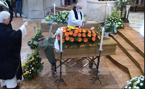 L’ultimo saluto di Samarate a Erica e Lorenzo. «Il bene non è azzerato dalla morte»