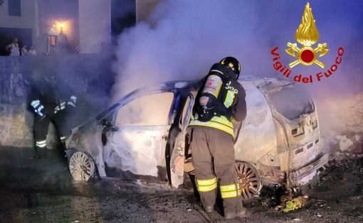 L'auto divorata delle fiamme in via De Amicis a Cittiglio L'auto divorata delle fiamme in via De Amicis a Cittiglio