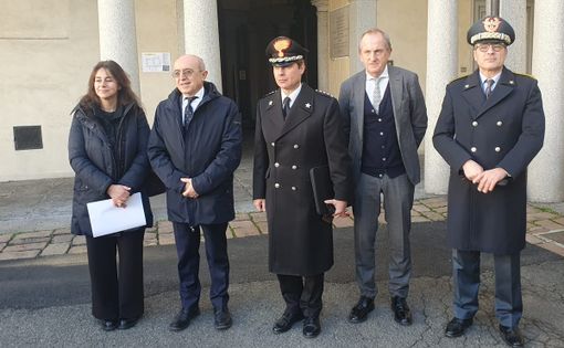 Il sindaco Antonelli con i rappresentanti di Prefettura e Forze dell'ordine. Sotto, il vertice in municipio Il sindaco Antonelli con i rappresentanti di Prefettura e Forze dell'ordine. Sotto, il vertice in municipio