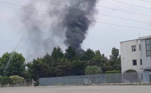 FOTO. A fuoco catasta di pneumatici: colonna di fumo nero in Valle Olona FOTO. A fuoco catasta di pneumatici: colonna di fumo nero in Valle Olona