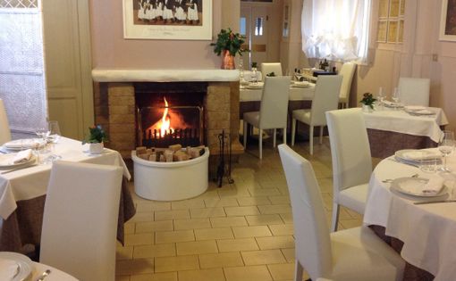 Cupido batte il Covid. Sale piene nei ristoranti per il pranzo di San Valentino Cupido batte il Covid. Sale piene nei ristoranti per il pranzo di San Valentino