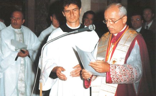Don Isidoro, al fianco di monsignor Claudio Livetti. Foto dal sito www.donisidoro.it