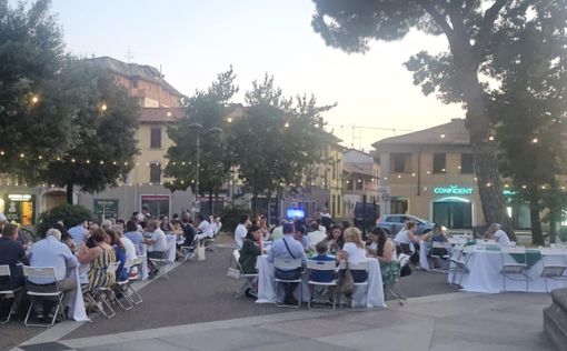 La cena in piazza San Michele nel quartiere omonimo
