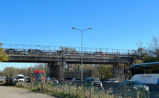 Minaccia di gettarsi dal ponte sopra la 336. Salvato dalla Polizia Minaccia di gettarsi dal ponte sopra la 336. Salvato dalla Polizia