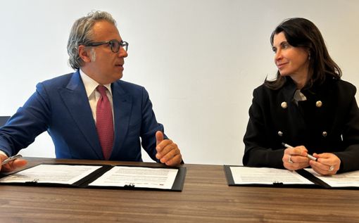 La firma tra Michaela Castelli, presidente Sea e Mauro Vitiello, presidente della Camera di Commercio di Varese e di Fondazione Varese Welcome La firma tra Michaela Castelli, presidente Sea e Mauro Vitiello, presidente della Camera di Commercio di Varese e di Fondazione Varese Welcome