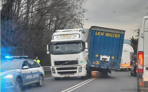 Buguggiate, Tir perde il rimorchio: traffico in tilt lungo la Provinciale 1 Buguggiate, Tir perde il rimorchio: traffico in tilt lungo la Provinciale 1