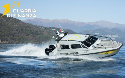 Barca in fiamme sul lago Maggiore, turisti e skipper salvati dalla motovedetta della Guardia di Finanza Barca in fiamme sul lago Maggiore, turisti e skipper salvati dalla motovedetta della Guardia di Finanza