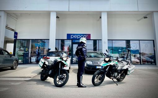 Raffica di furti nei negozi, blitz della polizia locale nella zona commerciale ex Mizar
