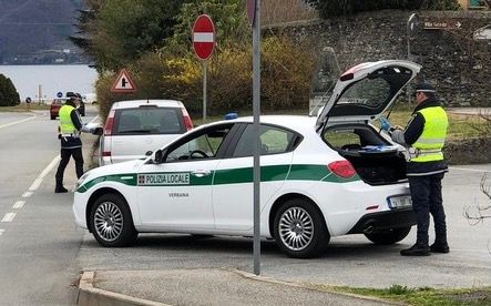 Prima aggredisce medico e infermiere, poi dà in escandescenze all'Anagrafe: denunciato