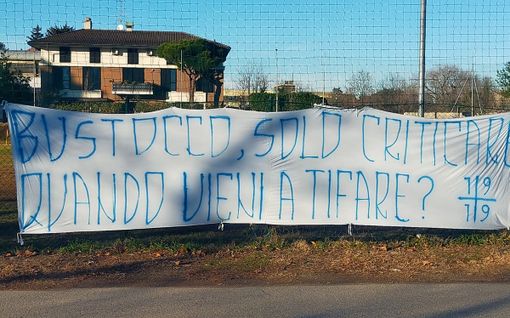 FOTONOTIZIA. Pro Patria, l'invito degli Ultras: «Bustocco, quando vieni a tifare?»