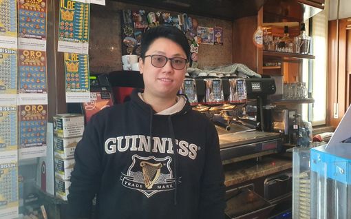 VIDEO. Superenalotto, la dea bendata fa tappa a Caronno Pertusella: «Oggi qui non si parla d’altro»