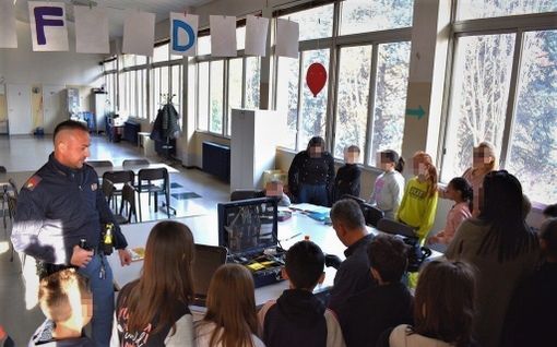 L'intervento della polizia alla scuola primaria "Aldo Moro" di Busto L'intervento della polizia alla scuola primaria "Aldo Moro" di Busto