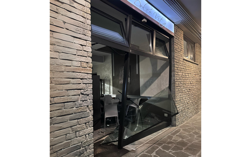 Spaccano la vetrina e rubano la cassa di un bar di Magnago Spaccano la vetrina e rubano la cassa di un bar di Magnago