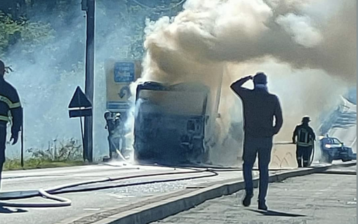 I resti del mezzo pesante. Sotto: il camion in fiamme (foto dalla pagina Facebook "Città di Malnate") I resti del mezzo pesante. Sotto: il camion in fiamme (foto dalla pagina Facebook "Città di Malnate")
