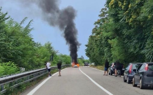 L'auto in fiamme e la colonna di fumo (foto dal gruppo sei di Samarate se...)