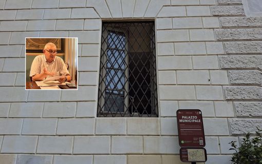 Finestre aperte e aria condizionata non funzionante nella sede del Comune. Nel riquadro, Mario Cislaghi, assessore con delega al personale