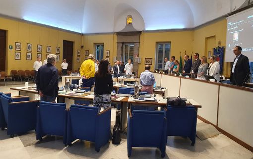 Ricordo di Berlusconi a Busto, tre consiglieri lasciano l’aula. Forza Italia: «Vergognoso». Scontro col sindaco