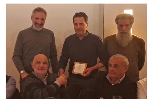 Momenti felici: la festa di Natale con la riconoscenza espressa a Mauro (foto per cortesia dell'assessore Moretti) Momenti felici: la festa di Natale con la riconoscenza espressa a Mauro (foto per cortesia dell'assessore Moretti)