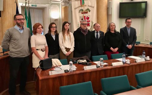 Il presidente Magrini, al centro, con i consiglieri provinciali presenti stamattina a Villa Recalcati Il presidente Magrini, al centro, con i consiglieri provinciali presenti stamattina a Villa Recalcati