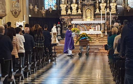 L’ultimo saluto a Gabriele Bellotti. «Dalla tua stella, continua a indicarci la strada»